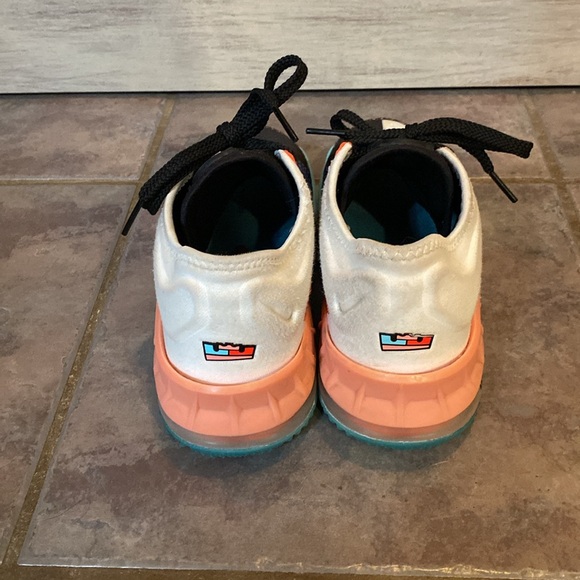 Nike LeBron James Tune Squad Shoes - Picture 4 of 9